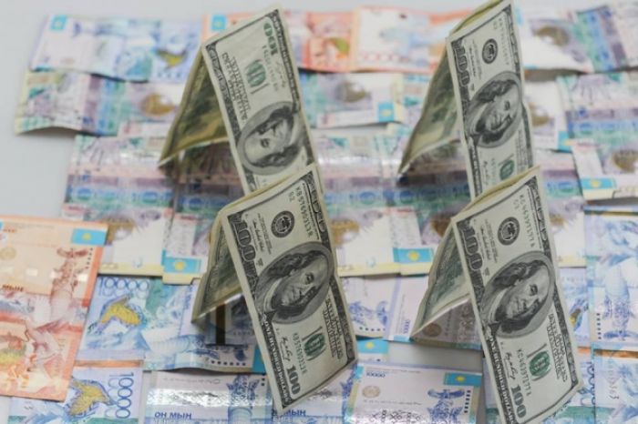 Нацвалюта открыла торги резким снижением