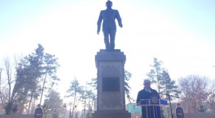 ​В Талдыкоргане открыли памятник Нурсултану Назарбаеву