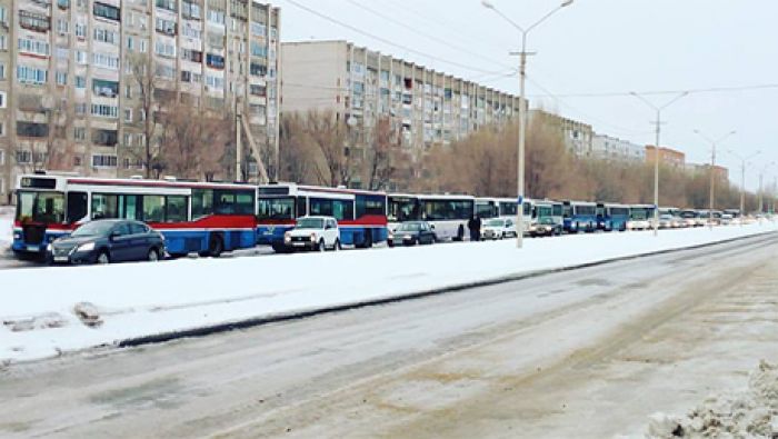 В Усть-Каменогорске из-за гололеда образовался транспортный коллапс