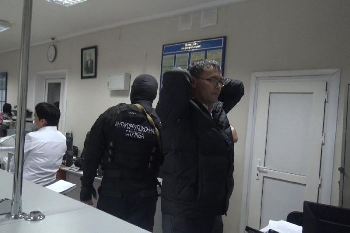 11 сотрудников таможенного поста «Костанай-ЦТО» брали взятки 