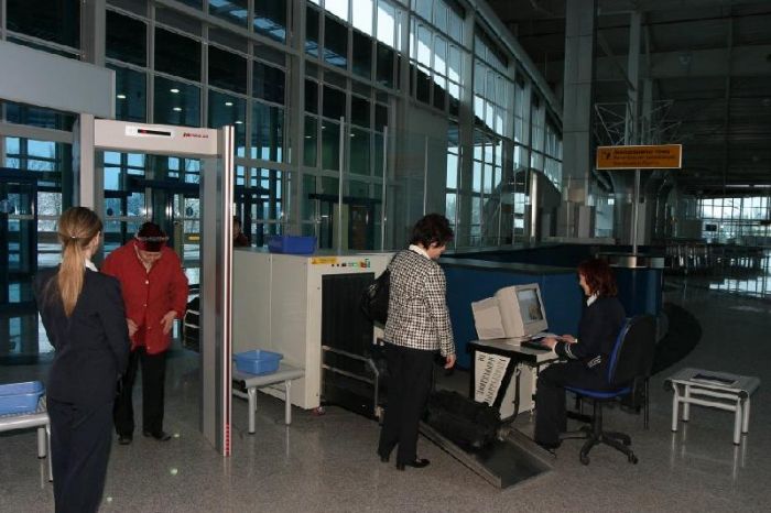 Аэропорты Казахстана обяжут проводить досмотры на входе в пассажирский терминал 