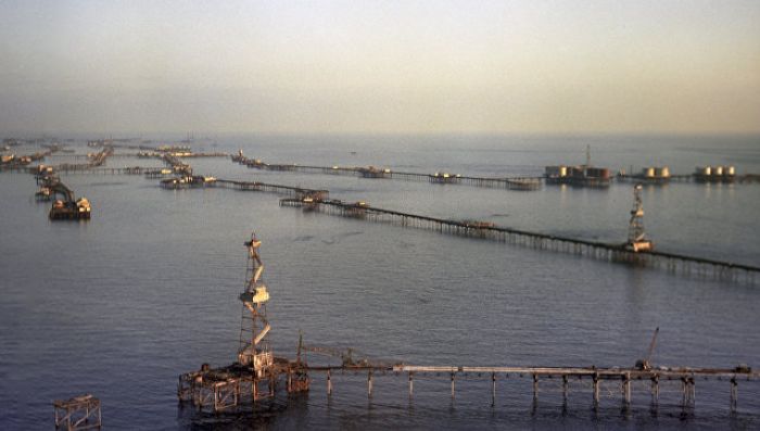 В Азербайджане ищут нефтяников, пропавших при обрушении эстакады на Каспии