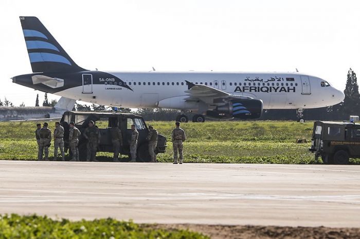 СМИ сообщили о требованиях захватчиков ливийского самолета