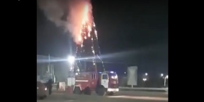 В Капшагае загорелась новогодняя елка на центральной площади