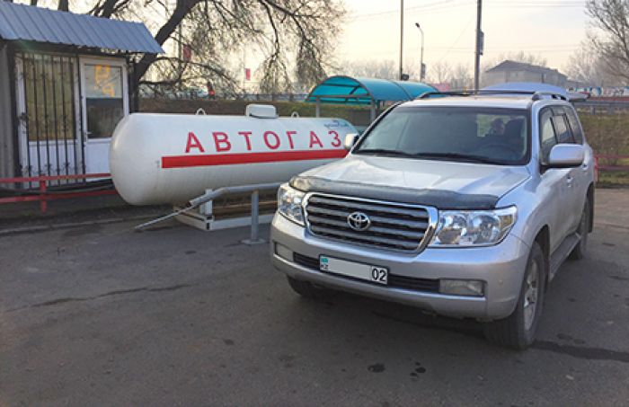 Государство возьмёт под контроль цену газа на заправках