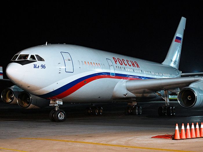 Самолет с изгнанными из США российскими дипломатами вылетел из Вашингтона