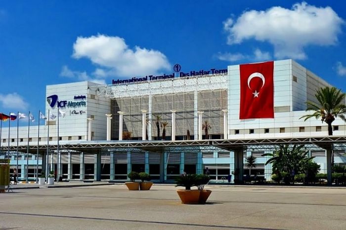 Мужчина вызвал панику в аэропорту Антальи криками: "Аллах акбар! У меня бомба!"  