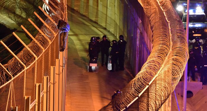 Иммигранты атаковали испанский анклав Сеута  