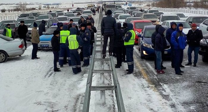 Сотни машин скопились на трассе Астана-Караганда  