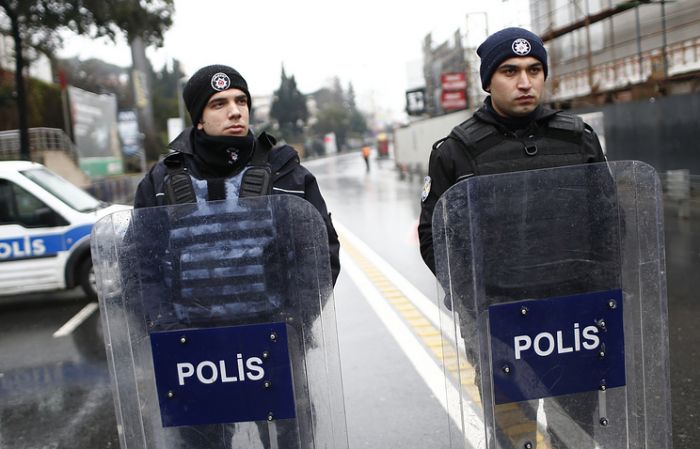 AP: полиция Стамбула не смогла задержать подозреваемого в нападении на ночной клуб