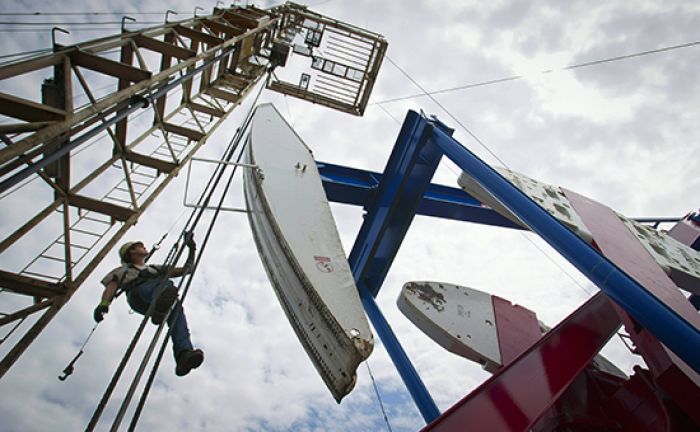 В ходе первых в 2017 году торгов цена на нефть поднялась выше $57