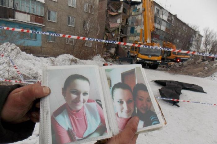 Погибших под завалами дома хоронят в Карагандинской области 