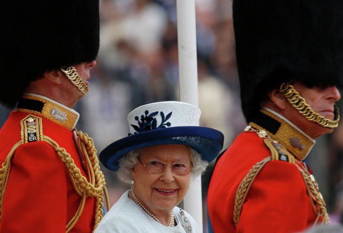 СМИ: охранник чуть не застрелил королеву Елизавету II