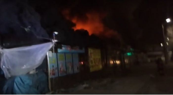 Пожар уничтожил 18 бутиков в торговом центре Тараза