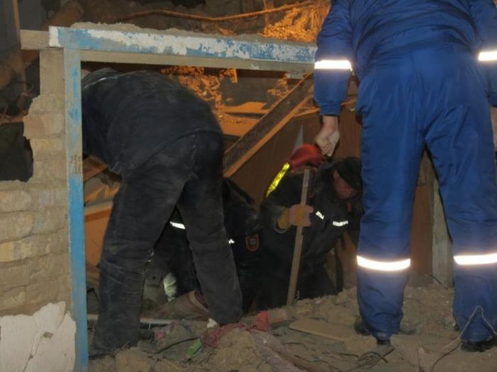 ​Военнослужащий спас семью из-под завалов дома в Шымкенте