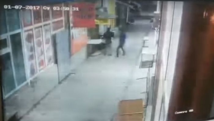 ​Полиция изучает видео поджога торгового центра в Таразе