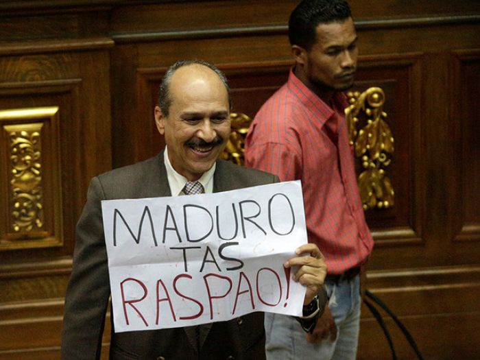 ​Парламент Венесуэлы объявил Мадуро "оставившим свой пост"