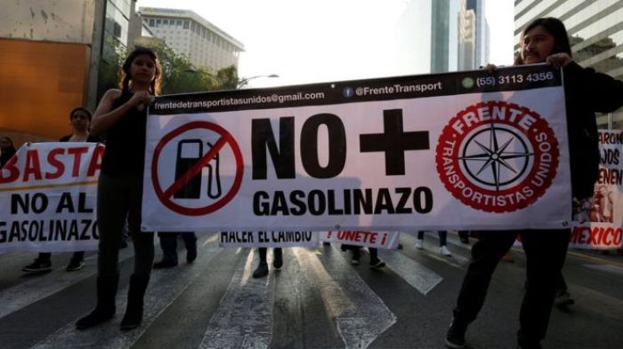 Тысячи людей в Мексике протестуют из-за повышения цен на бензин