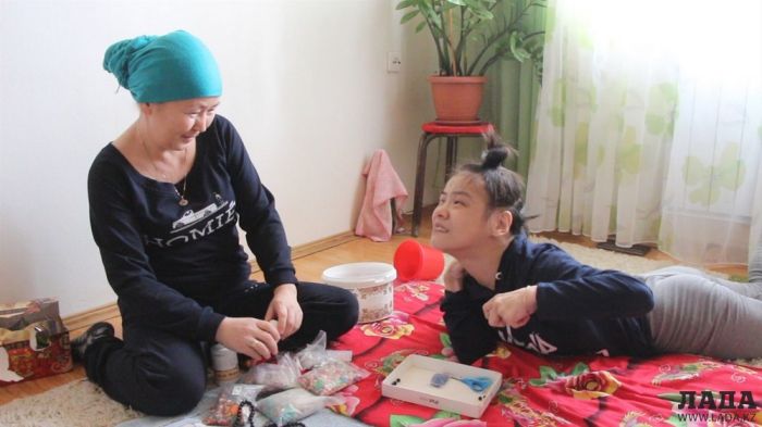 ​В Актау девушка с ДЦП создает украшения пальцами ног