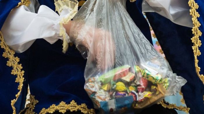 Детям в Иркутске на Новый год подарили конфеты с червяками