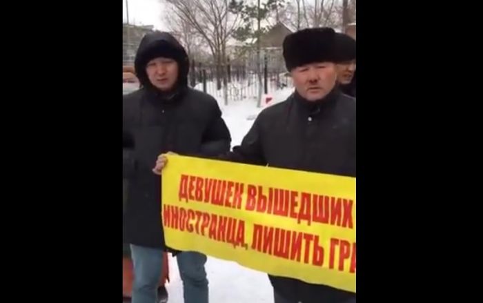 На митинг против браков казахских девушек с китайцами вышли в Астане