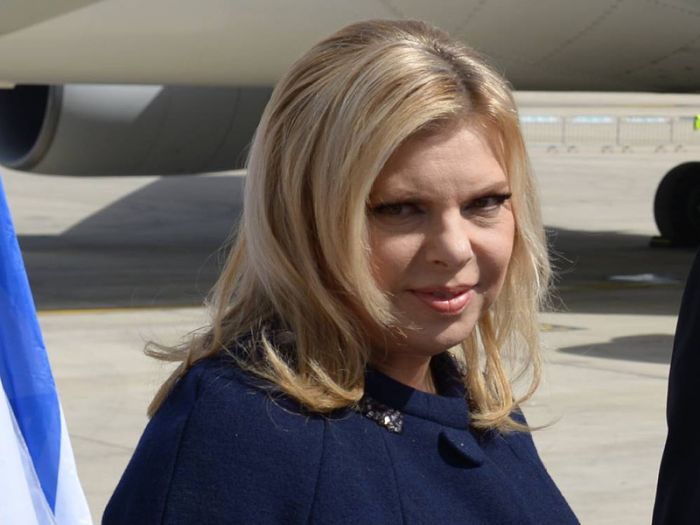 Сара Нетаньяху пожаловалась на оскорбительное поведение следователей, они ответили тем же