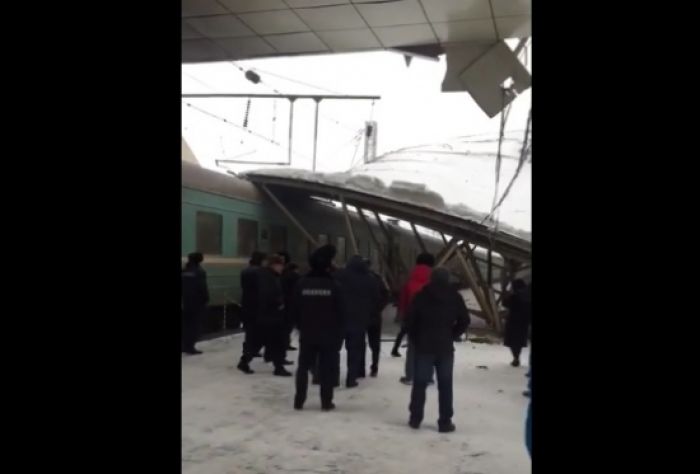 Навес рухнул на поезд на вокзале Астаны