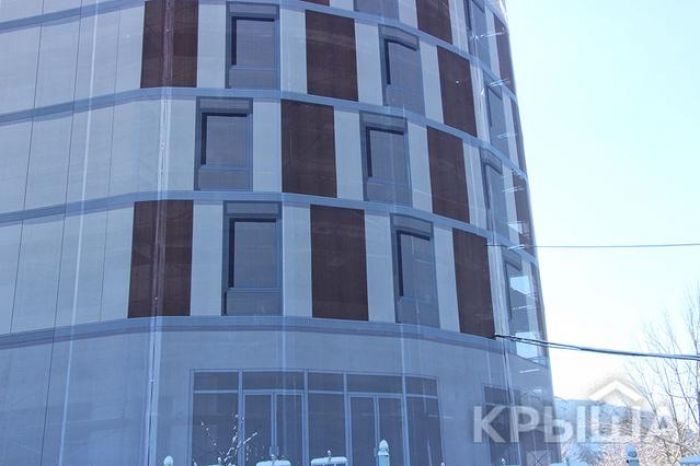 Недостроенное здание в Алматы «достроили», нарисовав окна и двери 