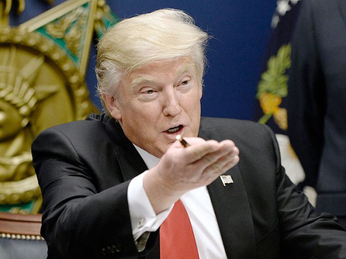 Трамп обвинил сенаторов Маккейна и Грэма в попытках развязать Третью мировую войну 