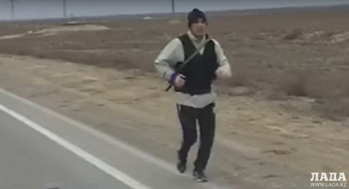 В ДВД Мангистау прокомментировали сообщение о бегущих по дороге в аэропорт мужчинах с оружием 