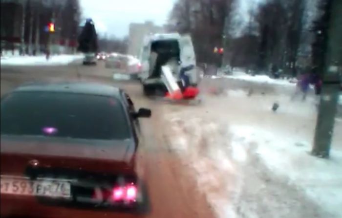 Во время ДТП медика выкинуло из машины скорой помощи 