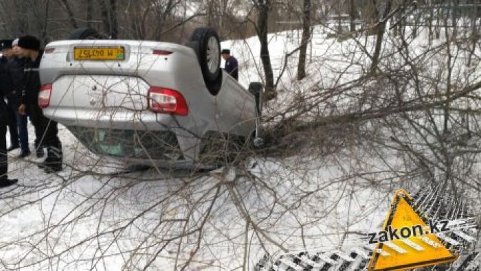 ​Под Алматы ДТП оформили "странные" полицейские на гражданской машине