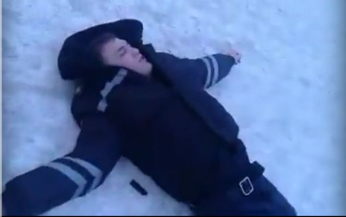 В ЗКО заснувший на снегу полицейский мешал выезду автомобилей со двора 