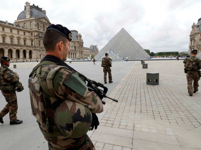 Человек с мачете напал на французских военных в центре Парижа