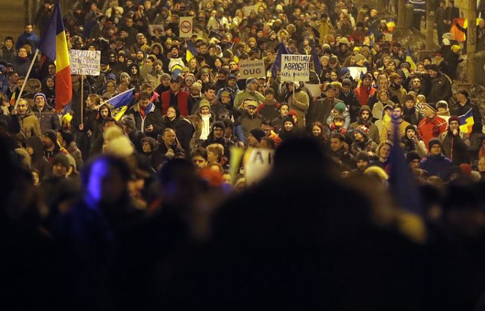 Правительство Румынии под давлением протестов согласилось отменить указ об амнистии 