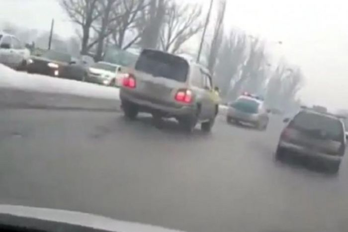 ​Кортеж в сопровождении полицейской машины сняли в Алматы 