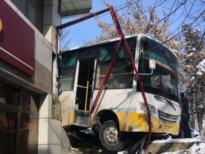 В Шымкенте пассажирский автобус въехал в здание 
