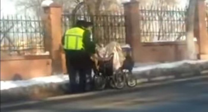 ​Полицейский Шымкента помог пожилому человеку в сложной ситуации 