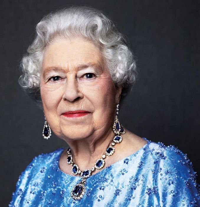 ​Королева Британии отмечает "сапфировый" юбилей - 65 лет на троне 