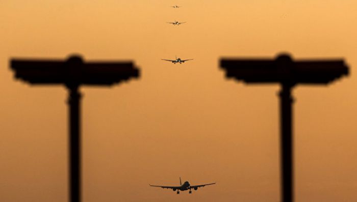 Пассажирский самолет Пакистана летит в Лондон в сопровождении истребителей 