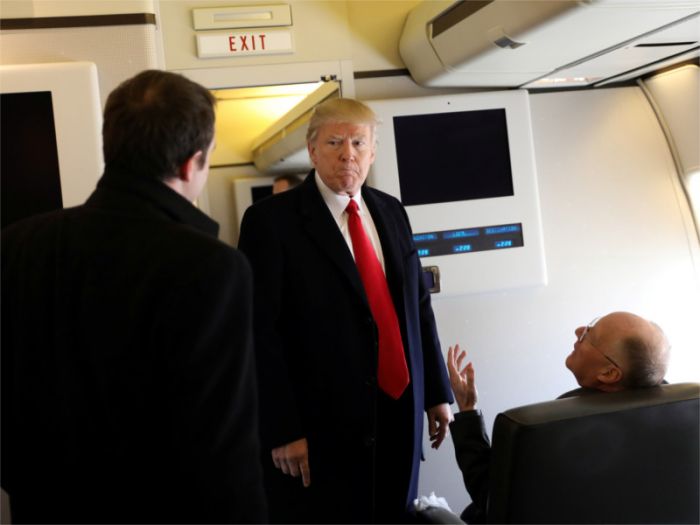 В США расследуют сближение неизвестного самолета с президентским Air Force One 