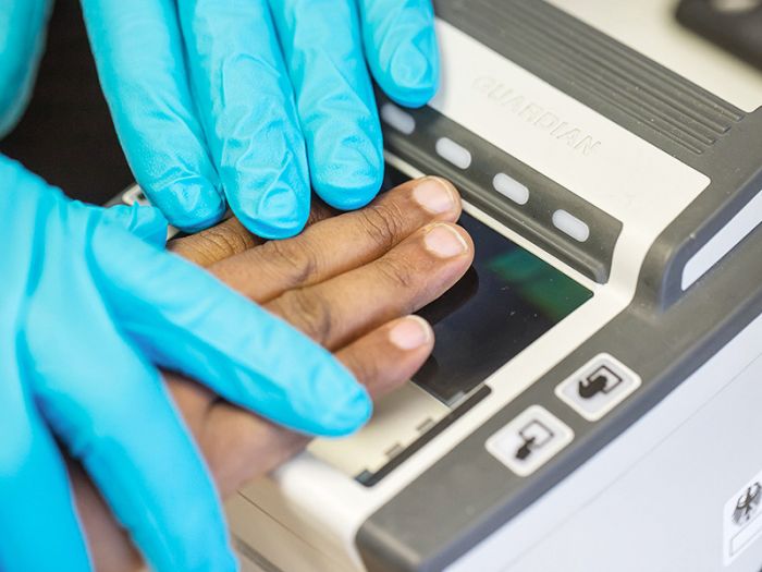 Иностранцев обяжут сдавать отпечатки пальцев при въезде в Китай 