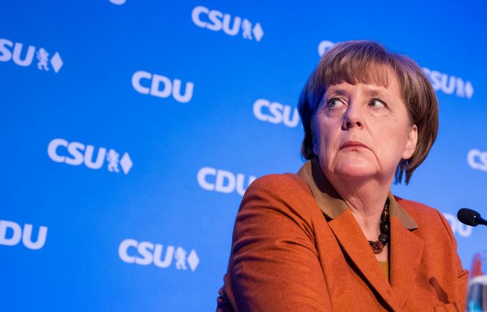 Немецкая версия Charlie Hebdo поместила на обложку Меркель с отрубленной головой в руках 