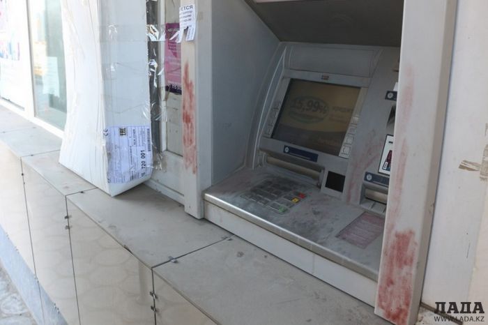 Почти миллион тенге украли из взломанного банкомата в Актау 