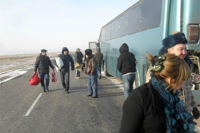 Автобус с 20 пассажирами перевернулся на трассе в Карагандинской области 