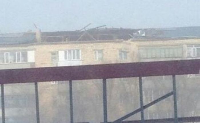 В Караганде бураном сорвало крышу многоэтажного дома 