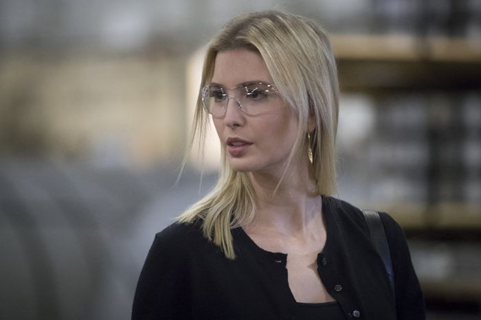 Советник президента США призвала американцев покупать вещи от Ivanka Trump 