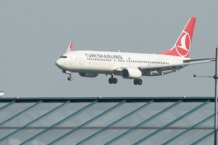 ​Авиалайнер протаранил автобус с пассажирами в аэропорту Стамбула 