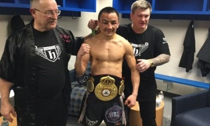 Жанат Жакиянов победил Роуши Уоррена и завоевал титулы WBA и IBO