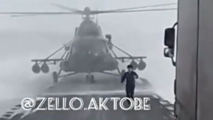 В соцсетях обсуждают вертолет, приземлившийся на трассе Актобе-Шымкент 